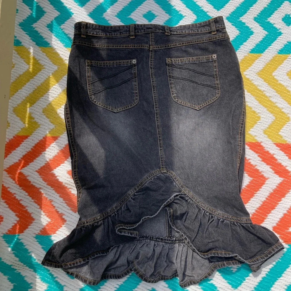 Black Skirt - Picture 3 of 9